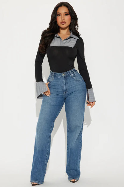 SOUTHWEST UNLIMITED The Executive Flair, a sleek leather portfolio with a textured finish and elegant stitching details.